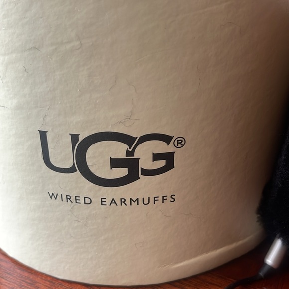 UGG black fur wired earmuffs built in speakers - Picture 3 of 9